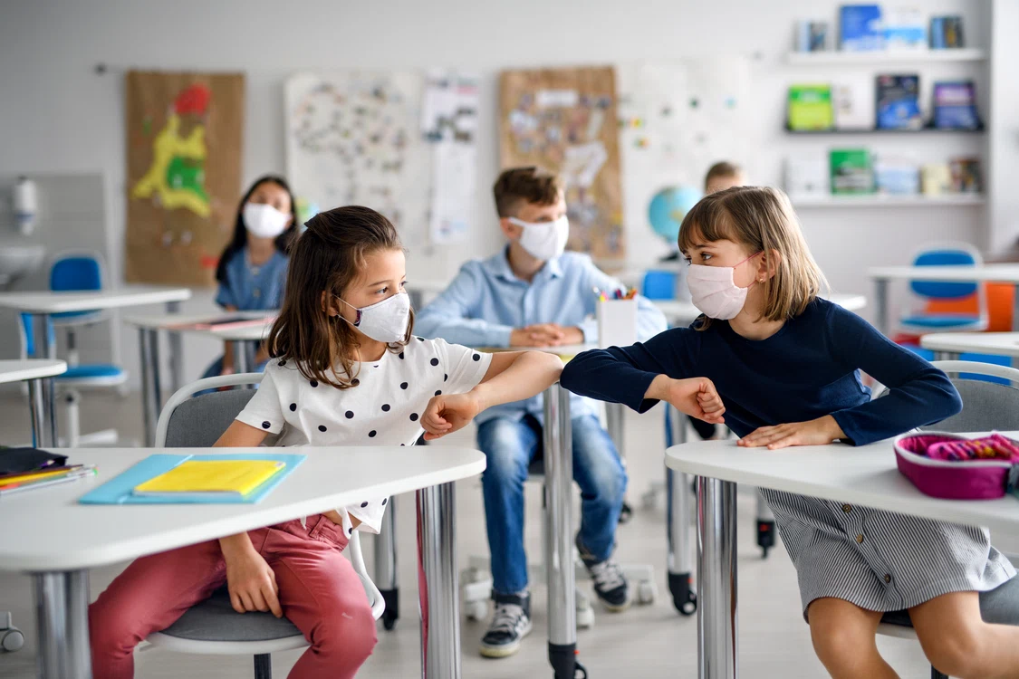 Elevii sunt obligați să poarte mască de protecție în tipul orelor de curs pentru a limita răspândirea noului coronavirusfoto: Shutterstock