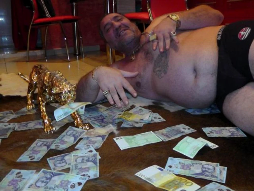 Nelson Mondialu este mândru de banii pe care-i întoarce cu lopata. (Foto: arhiva personală)