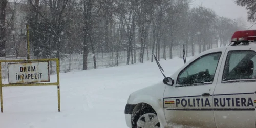 Nici medicii şi farmaciştii nu pot trece de barajele poliţiştilor.