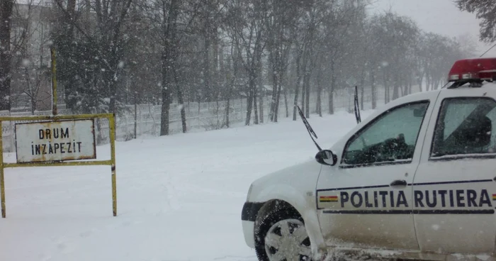 Poliţiştii nu lasă nicio maşină să treacă