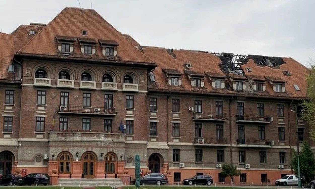 Hotelul Triumf, al cărui acoperiş a fost afectat de un incendiu