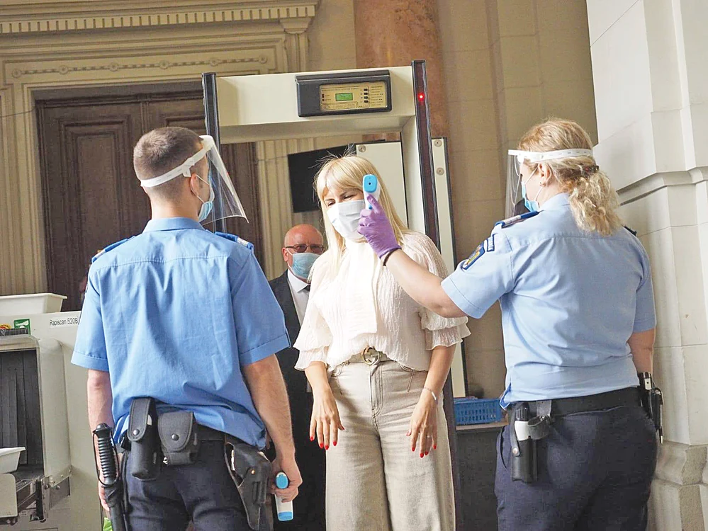 Marţi. Blonda de la Turism s-a prezentat la Curtea de Apel îmbrăcată din cap până-n picioare în crem