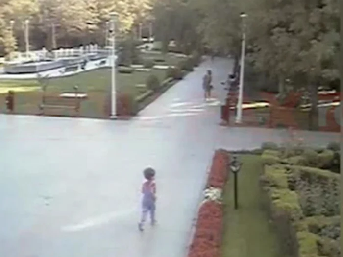Ultimele imagini cu băiețelul în viață, surprinse de camerele de supraveghere din parc