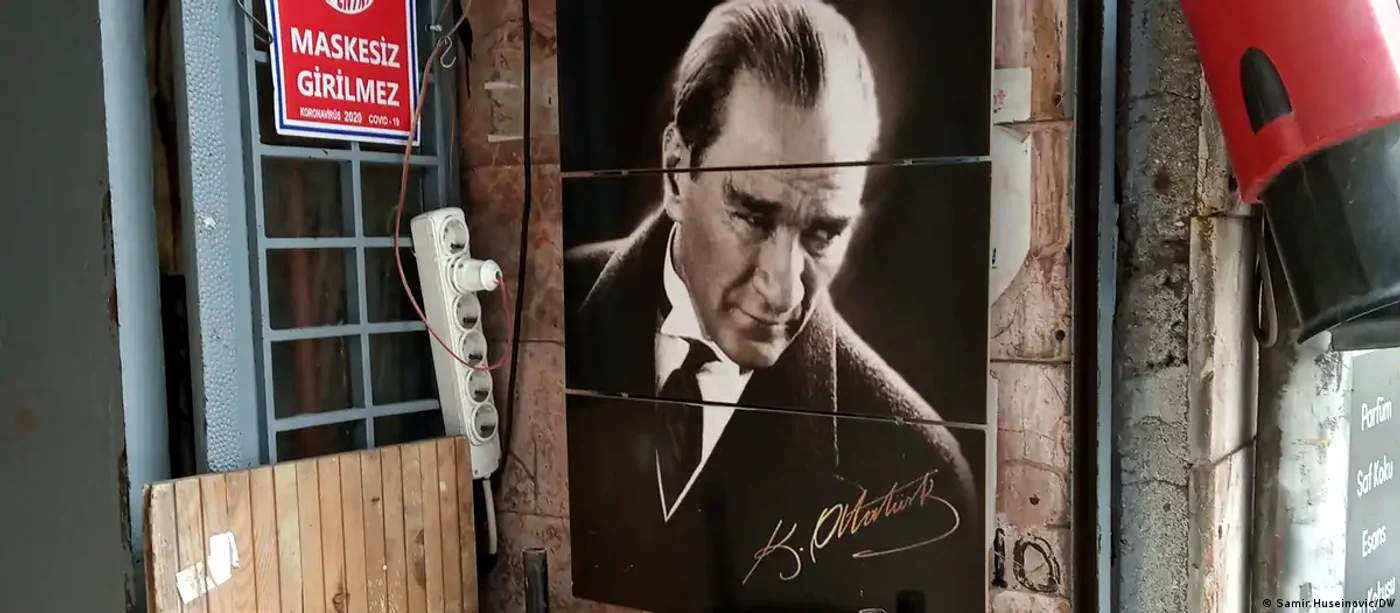Fondatorul statului, Mustafa Kemal Atatürk, încă este un erou și un model pentru mulți turci