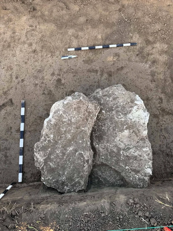 Mormântul tumular din Epoca Bronzului, acoperit cu plăci de piatră, descoperit la Ordășei
