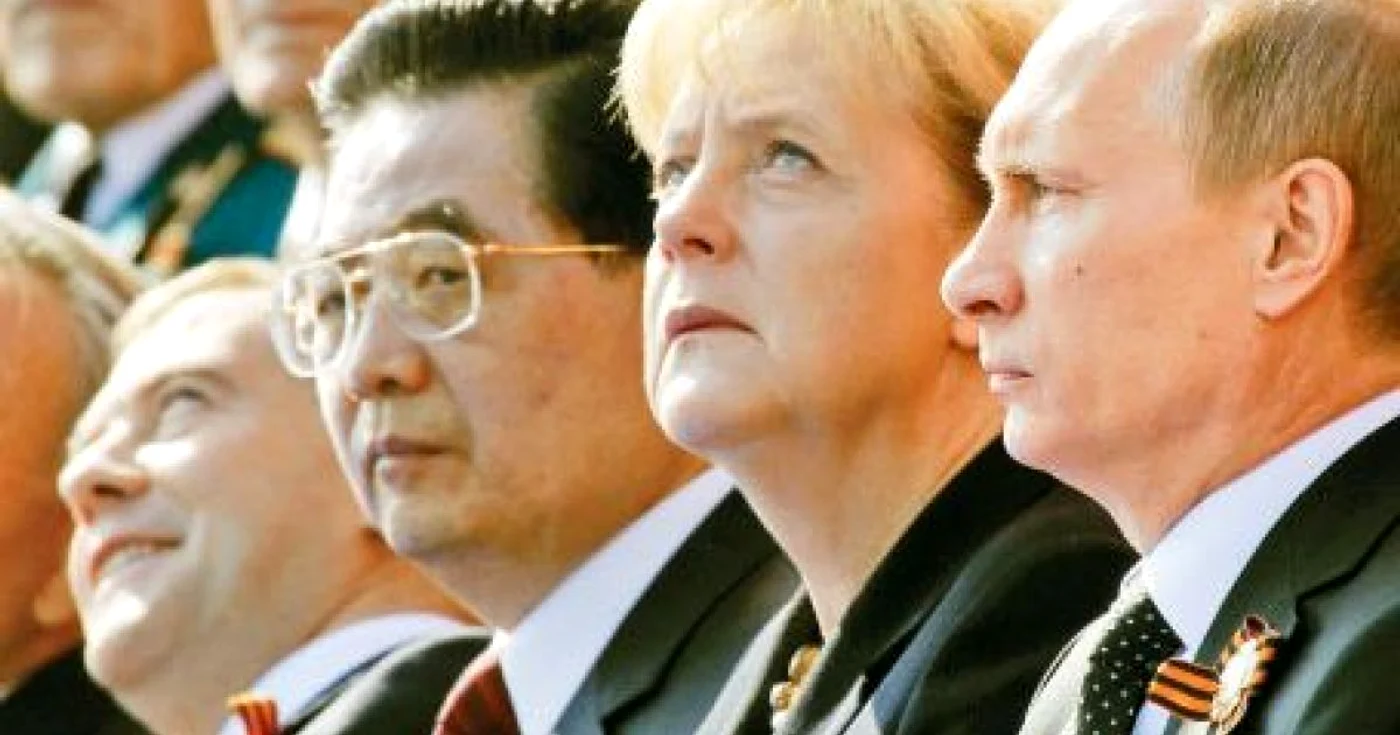 Cancelarul german Merkel (centru), lângă preşedintele chinez, Hu Jintao, cel rus, Medvedev (stânga), şi premierul Putin (dreapta) 