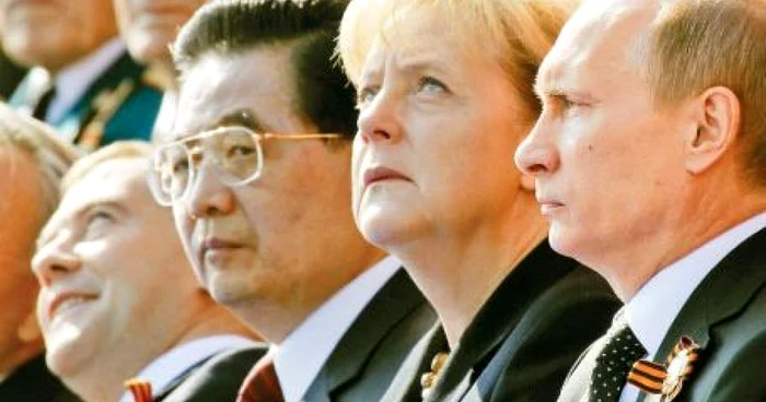 Cancelarul german Merkel (centru), lângă preşedintele chinez, Hu Jintao, cel rus, Medvedev (stânga), şi premierul Putin (dreapta) 