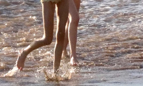 *EXCLUSIVE* Kaia Gerber poses for a Daisy Perfume photoshoot in Malibu jpeg