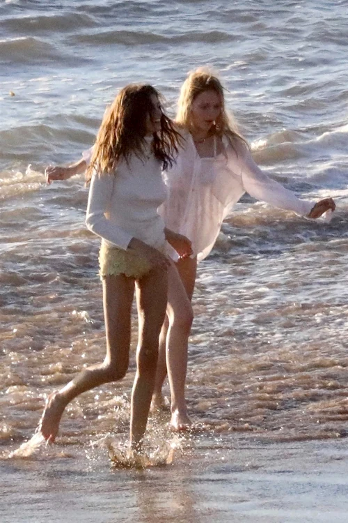 *EXCLUSIVE* Kaia Gerber poses for a Daisy Perfume photoshoot in Malibu jpeg