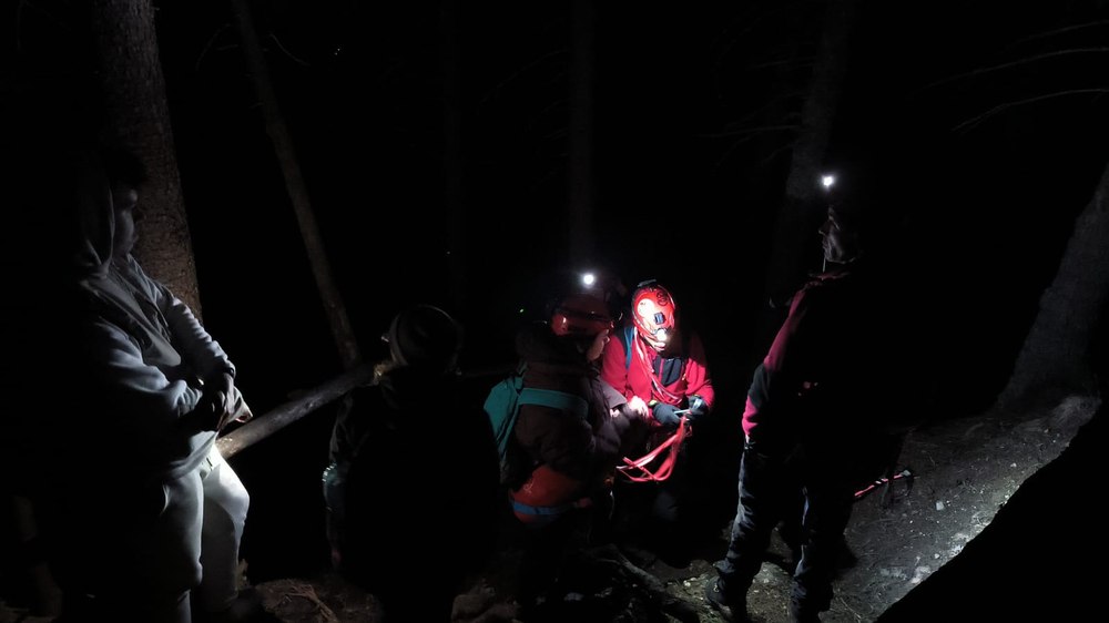 Turiști iresponsabili pe Ceahlău, muntele îngheţat. Salvamont: „O barieră de netrecut. Căderea îţi curmă definitiv destinul“ 