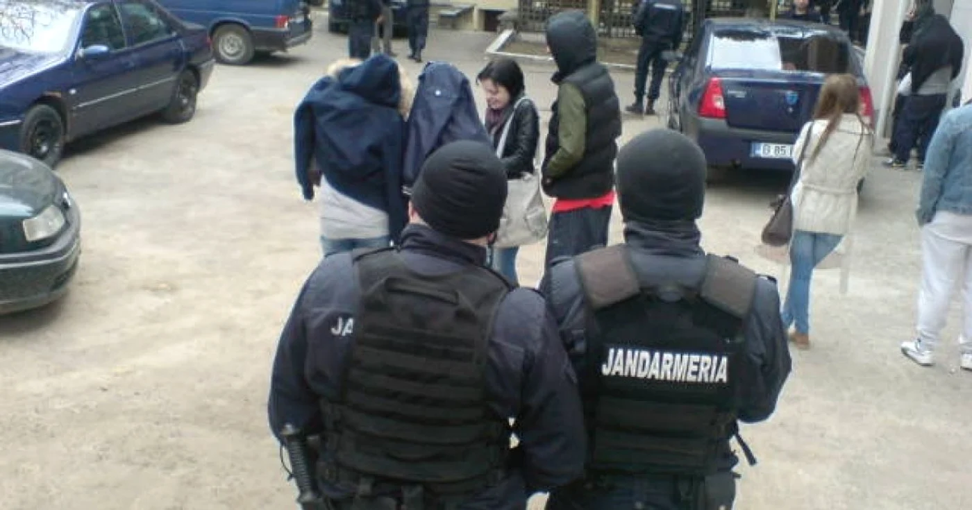 Consumatori de droguri aduşi la Parchet