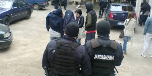 Consumatori de droguri aduşi la Parchet
