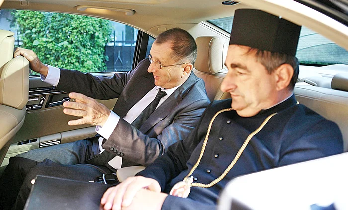 Şi Titel este un personaj apropiat de feţele bisericeşti