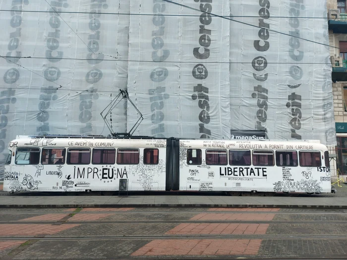 Tramvaiul cu desenele lui Perjovschi, pe străzile Timișoarei. FOTO: Arhiva personală