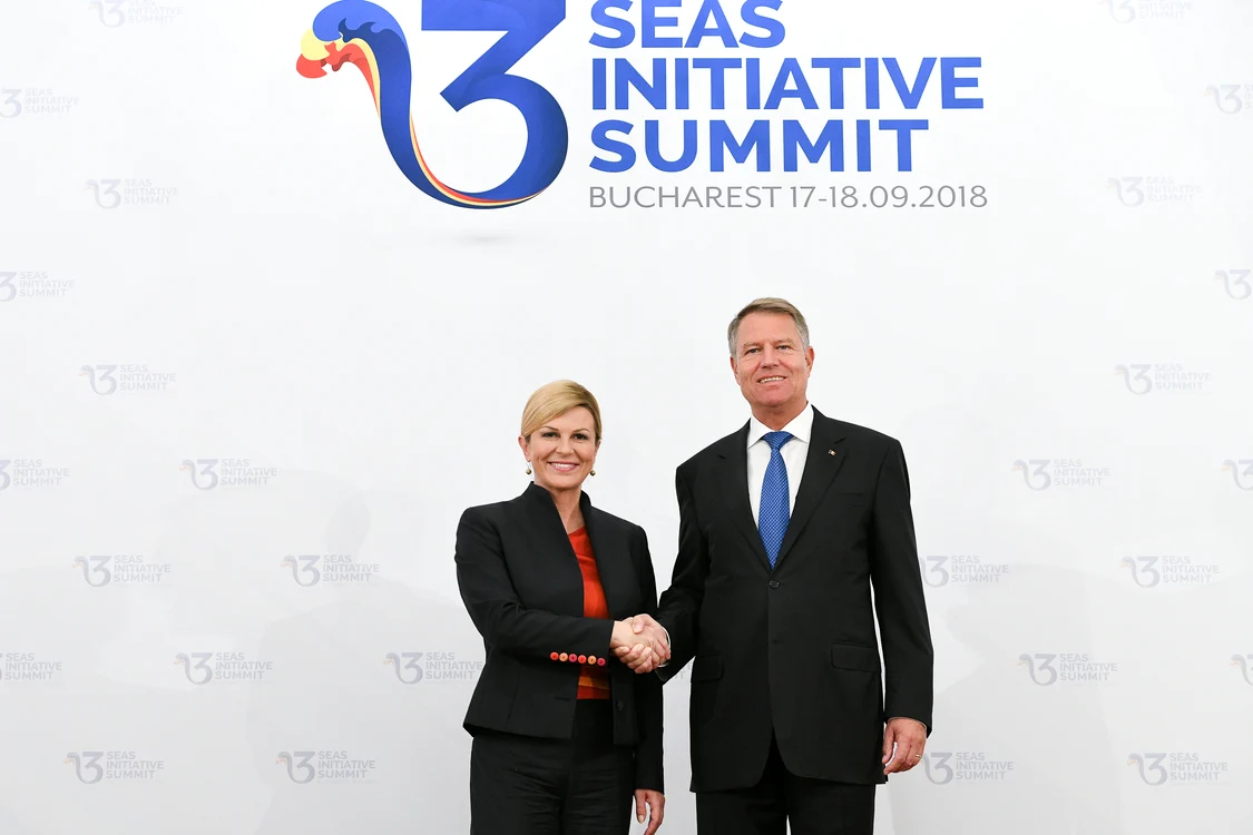 Kolinda Grabar-Kitarovic și Klaus Iohannis, relaxați și zâmbitori în fața aparatelor de fotografiat