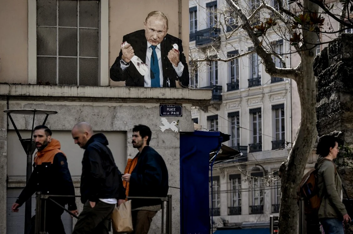 Pictura cu Vladimir Putin omoarând porumbelul păcii, pe o clădire din Lyon, Franta.  FOTO AFP