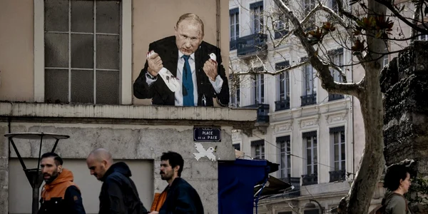 Razboi in Ucraina distrugeri refugiati 22-23 martie 2022 pictura Putin omoara porumbel Lyon Franta  FOTO AFP