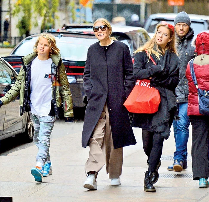 Gwyneth Paltrow, la plimbare cu fiica, Apple, de 14 ani, şi fiul Moses, de 12 ani