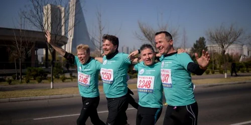 Turisti straini alergand pe strazile orasului Phenian FOTO Kim Won-jin/ AFP