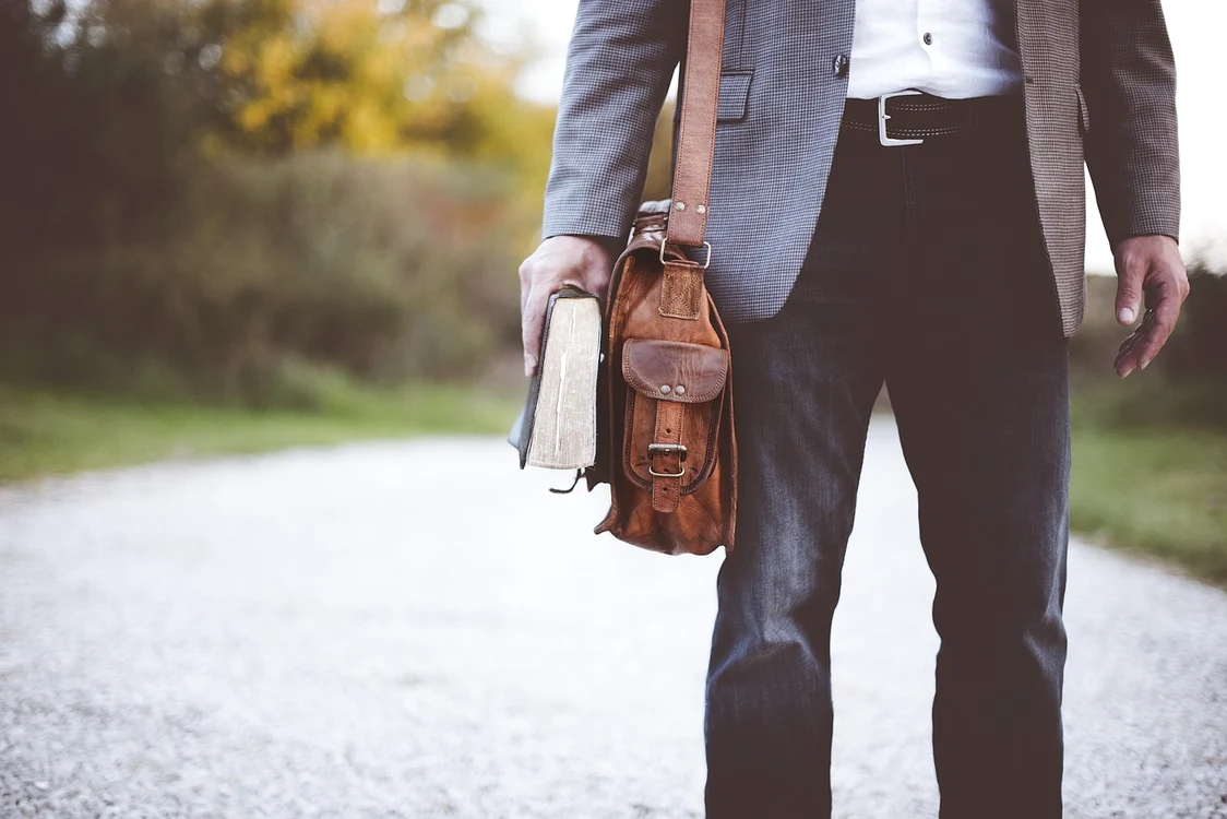 Profesor de religie, schimb de mesaje cu o elevă - Foto: Pixabay 