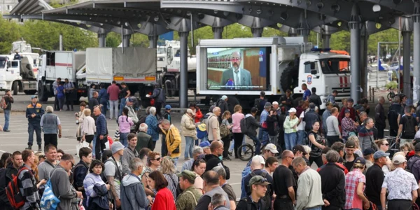 elevizoare ambulante uriaşe rulează propaganda rusă pe străzile din Mariupol Foto