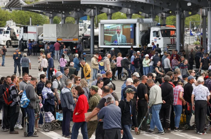 Televizoare ambulante uriaşe rulează propaganda rusă pe străzile din Mariupol Foto: Profimedia Images