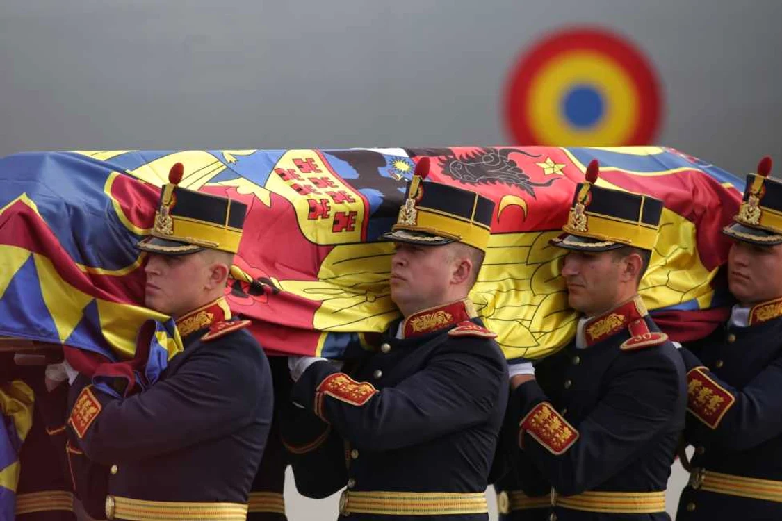 Sicriul cu trupul neînsufleţit al Regelui Mihai a fost adus în ţară FOTO Inquam Photos Octav Ganea