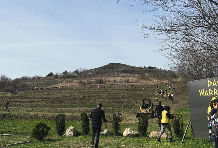 Acţiune de plantare la Ferma Dacilor. FOTO Facebook