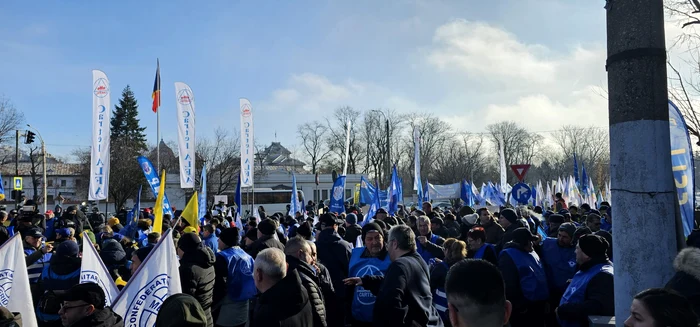 Sindicaliștii protestează la Cotroceni FOTO Confederatia Nationala Sindicala "Cartel ALFA"/Facebook