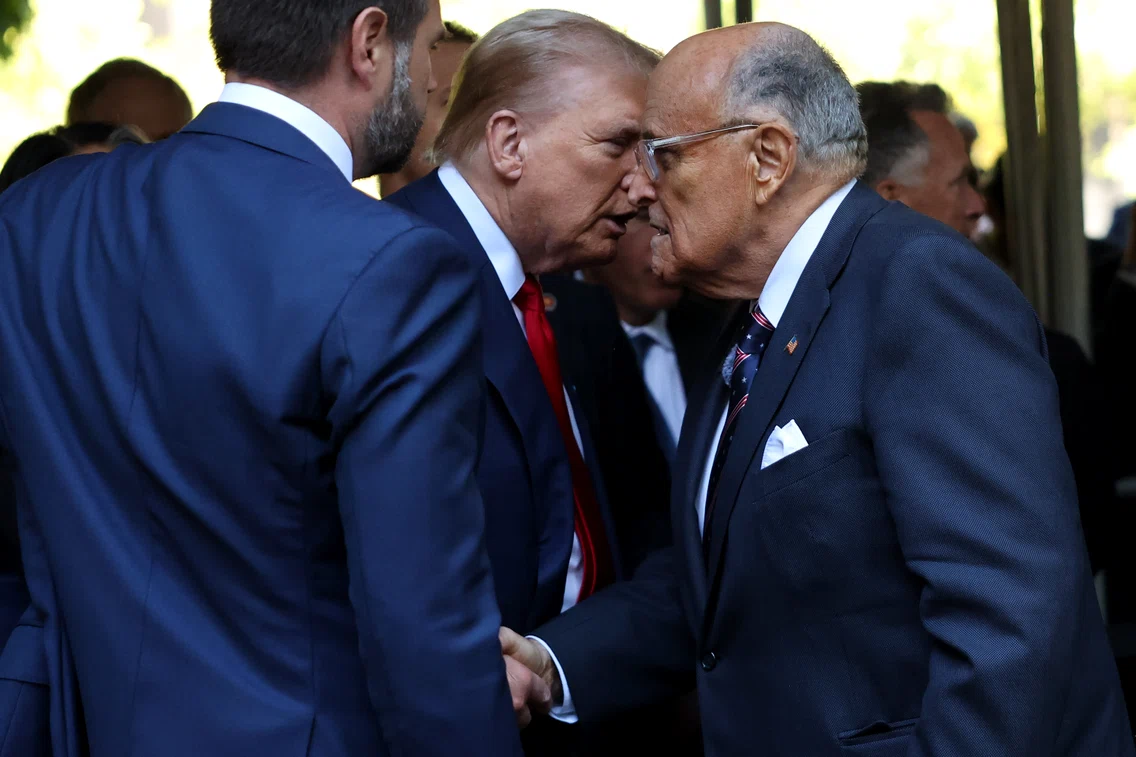 Donald Trump, J D  Vance si Rudy Giuliani   GettyImages 2171360068 jpg