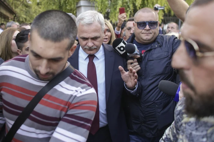 Liderul PSD, Liviu Dragnea, ajutat de mai multe persoane să iasă de la Curtea Supremă. FOTO Inquam Photos