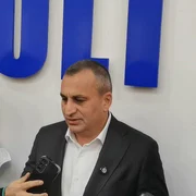 Declarații prim vicepreședinte PSD despre consultarea membrilor de partid cu privire la menținerea USR și a premierului Ilie Bolojan în guvern mp4 thumbnail png