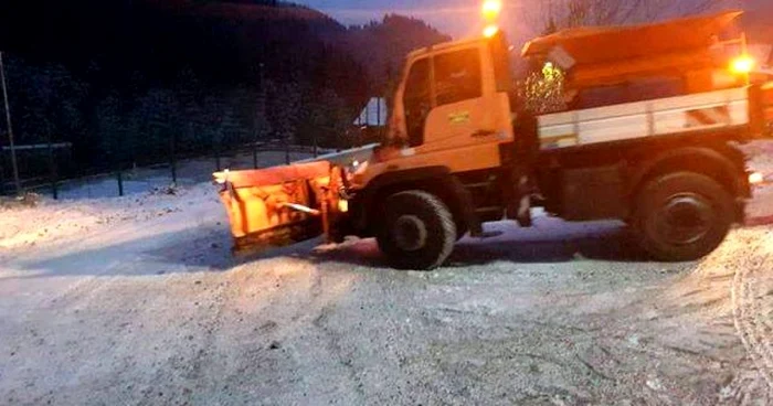 Intervenţie pe drumul spre Râuşor - Retezat. FOTO: CJ Hunedoara.