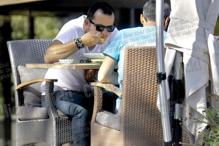 Gestul cel mai scârbos şi deplasat a fost cel în care prezentatorul tv s-a scobit tacticos în nas, în timp ce vorbea ceva cu un prieten