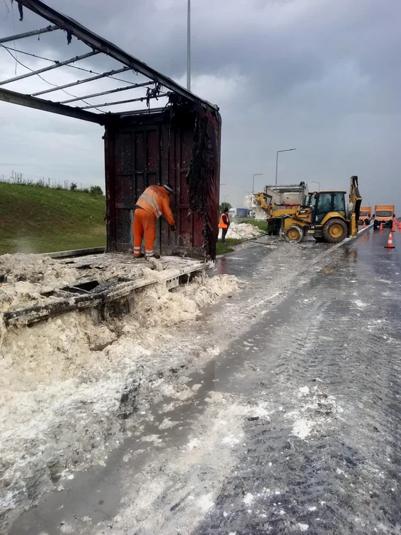 Remorca distrusă de flăcări FOTO DRDP Timișoara