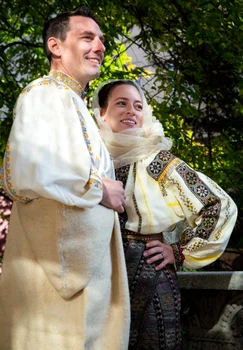 Alina Maria si Nicolae al Romaniei in costum popular romanesc de Sanziene (1) jpg