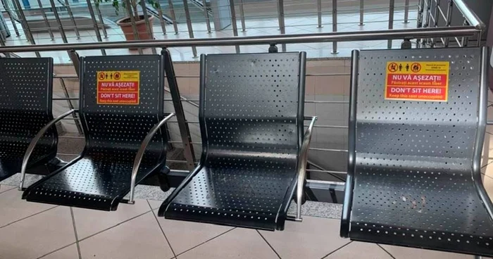 Mesaje pe scaunele din zona de aşteptare a îmbarcării