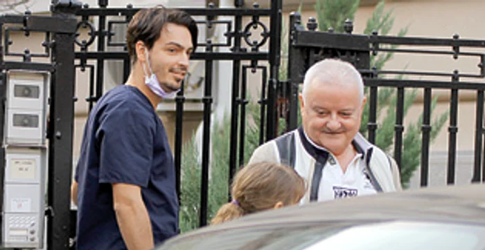 Irinuca nu și-a lăsat singur tatăl fricos, la dentistul Valentin Răducanu