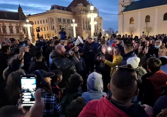 Mii de orădeni protestează pe străzile oraşului. Foto: ebihoreanul.ro