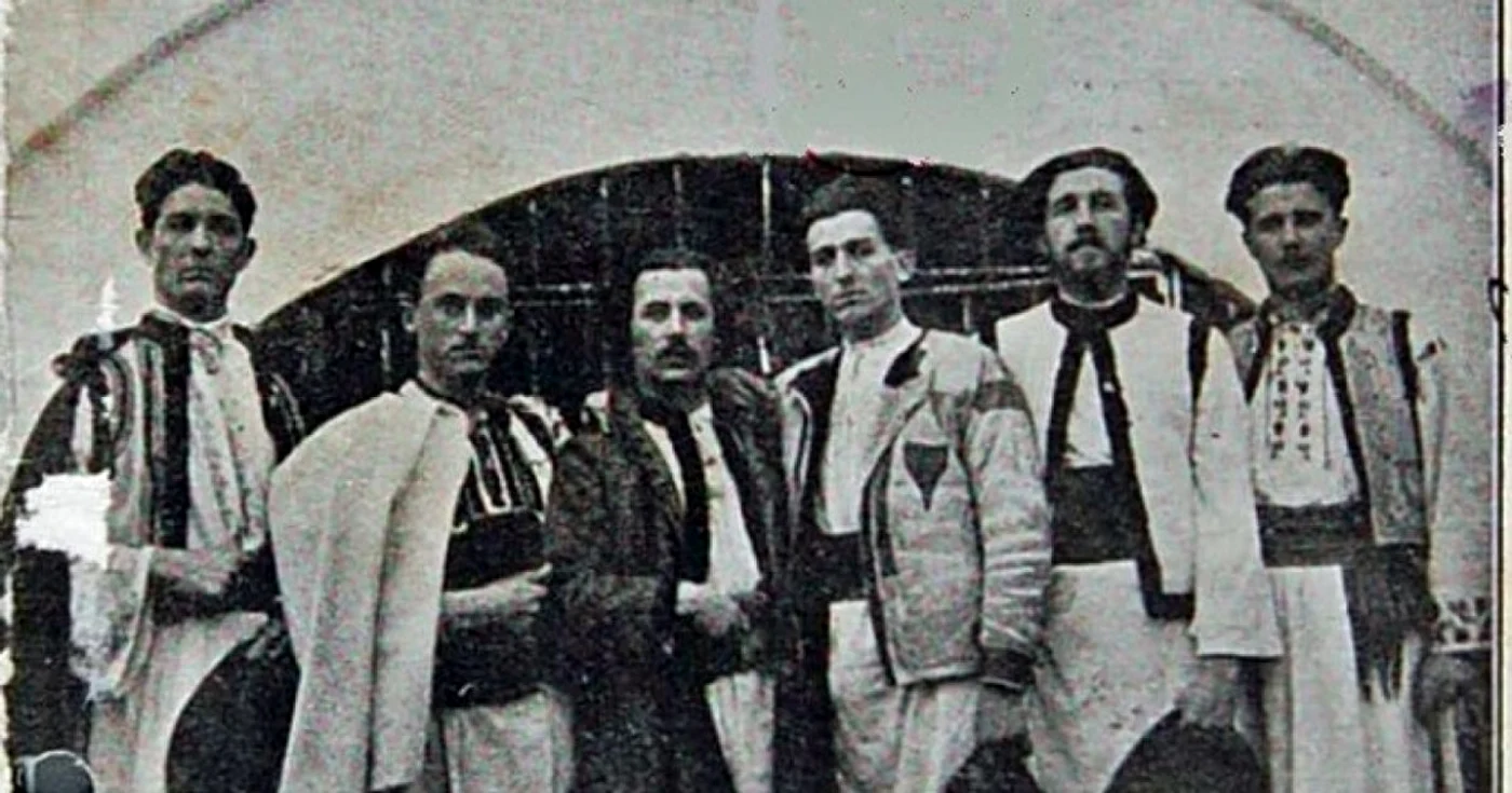 Corneliu Zelea Codreanu și un grup de legionari FOTO arhiva