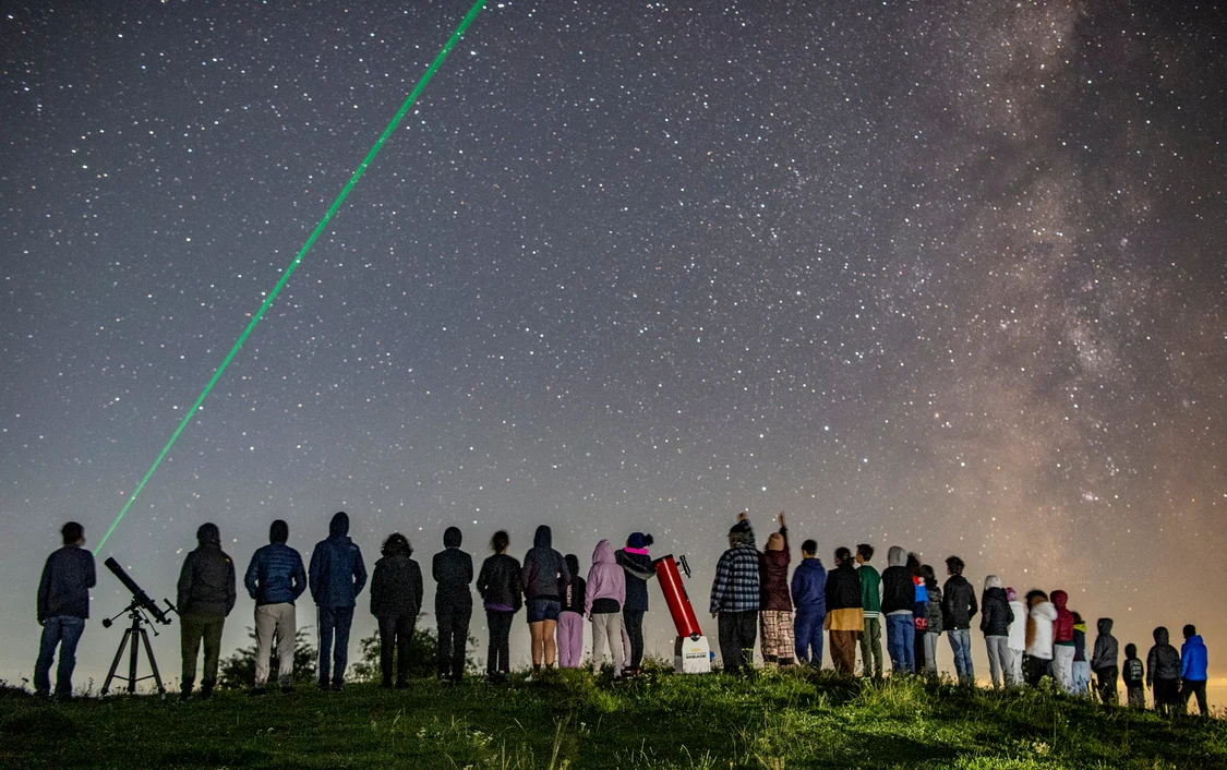 Grup de persoane care admiră cerul nopții sub o ploaie de stele căzătoare Foto Valentin Grigore