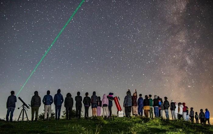 Grup de persoane care admiră cerul nopții sub o ploaie de stele căzătoare Foto Valentin Grigore