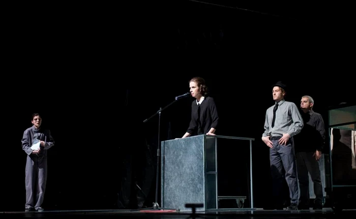 Teatrul „Sică Alexandrescu” din Braşov dansand in noapte
