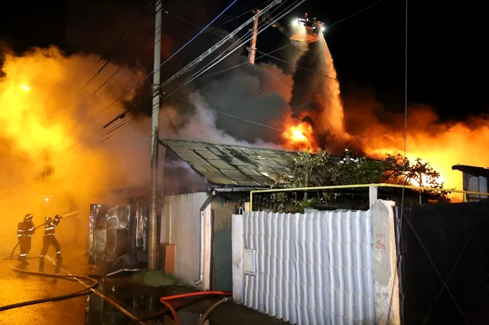 Două persoane au fost evacuate de către pompieri şi predate echipajului SMURD.foto: news.ro