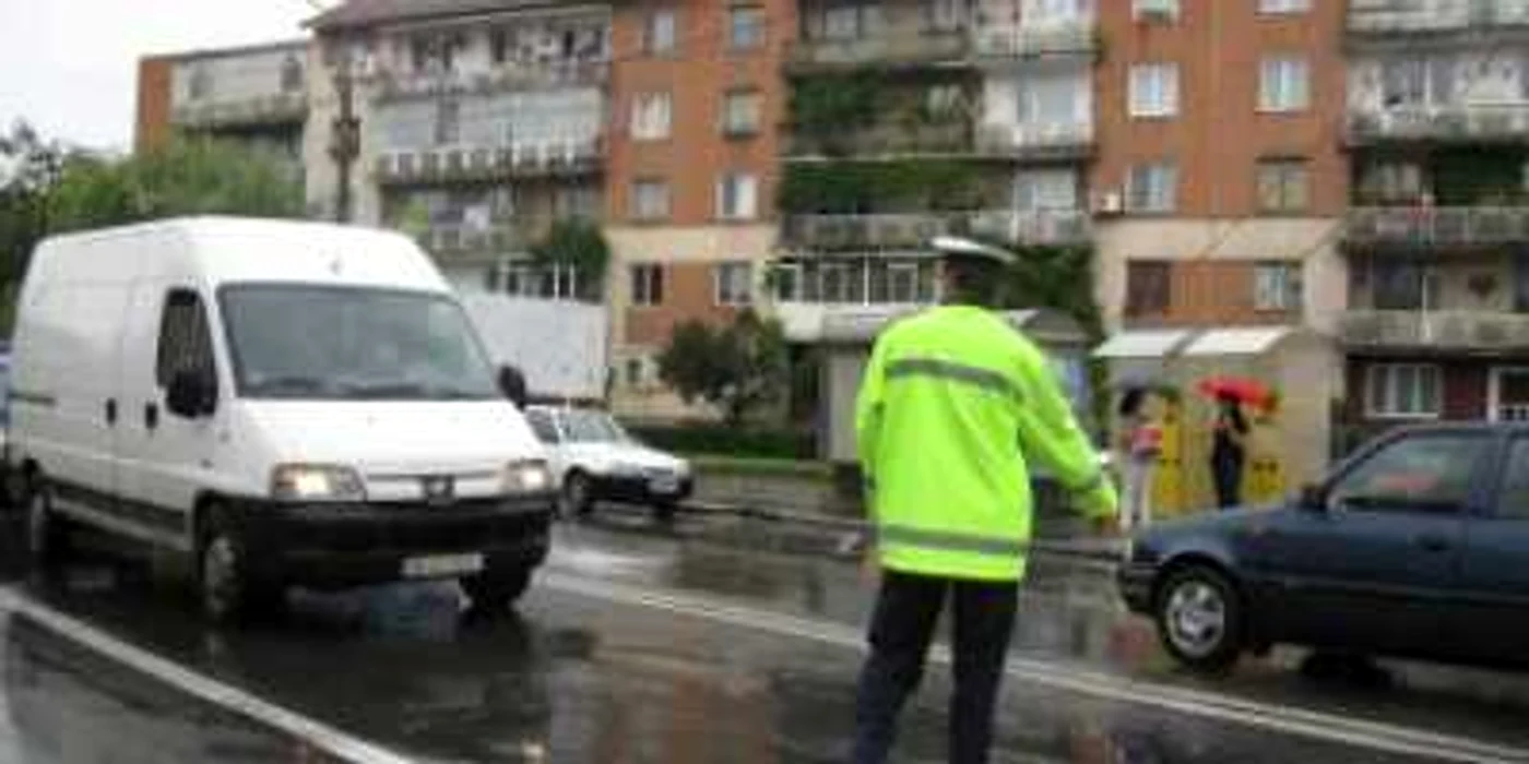 Circulaţia se desfăşoară în condiţii de ploaie