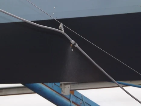 perdea de apa pentru comerciantii din piata crihala FOTO Corina Macavei 