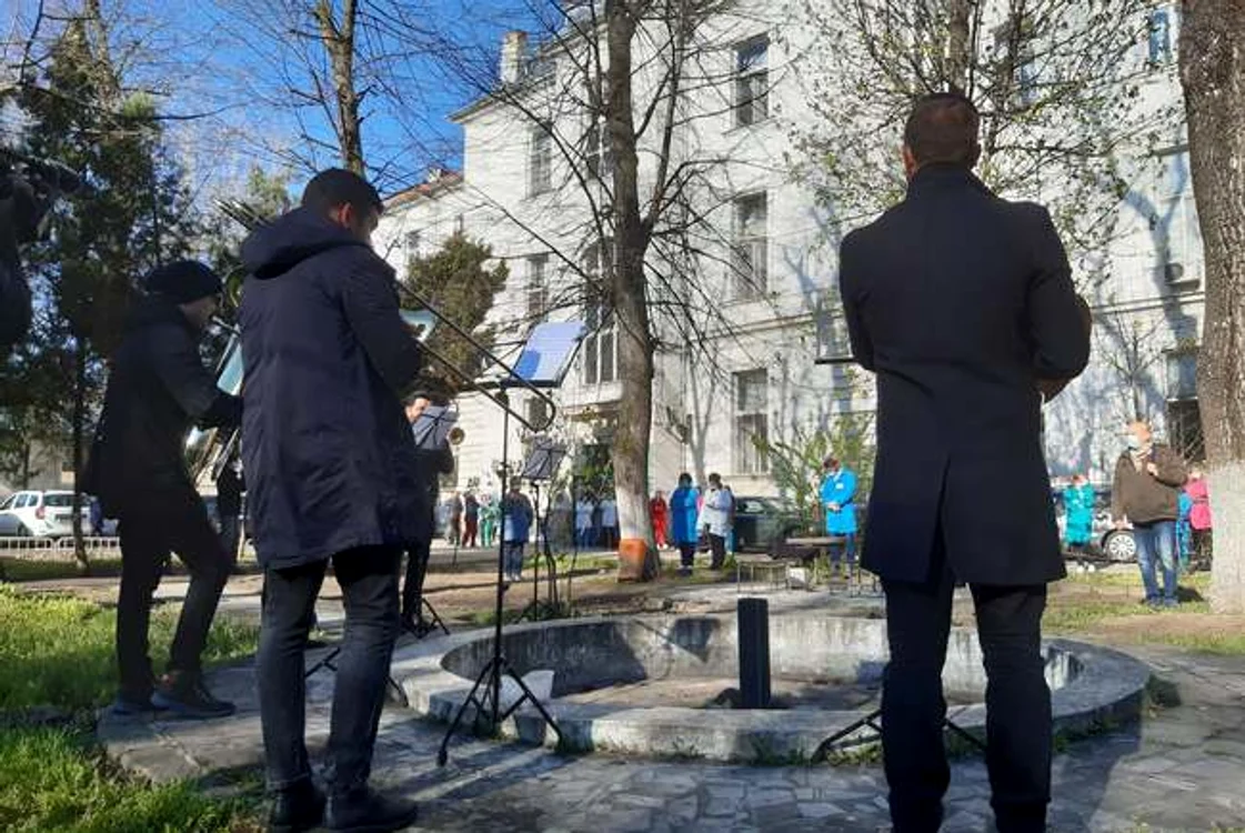 
    Cinci instrumentiști ai Filarmonicii Arad au cântat pentru mediciFOTO: aradon.ro  