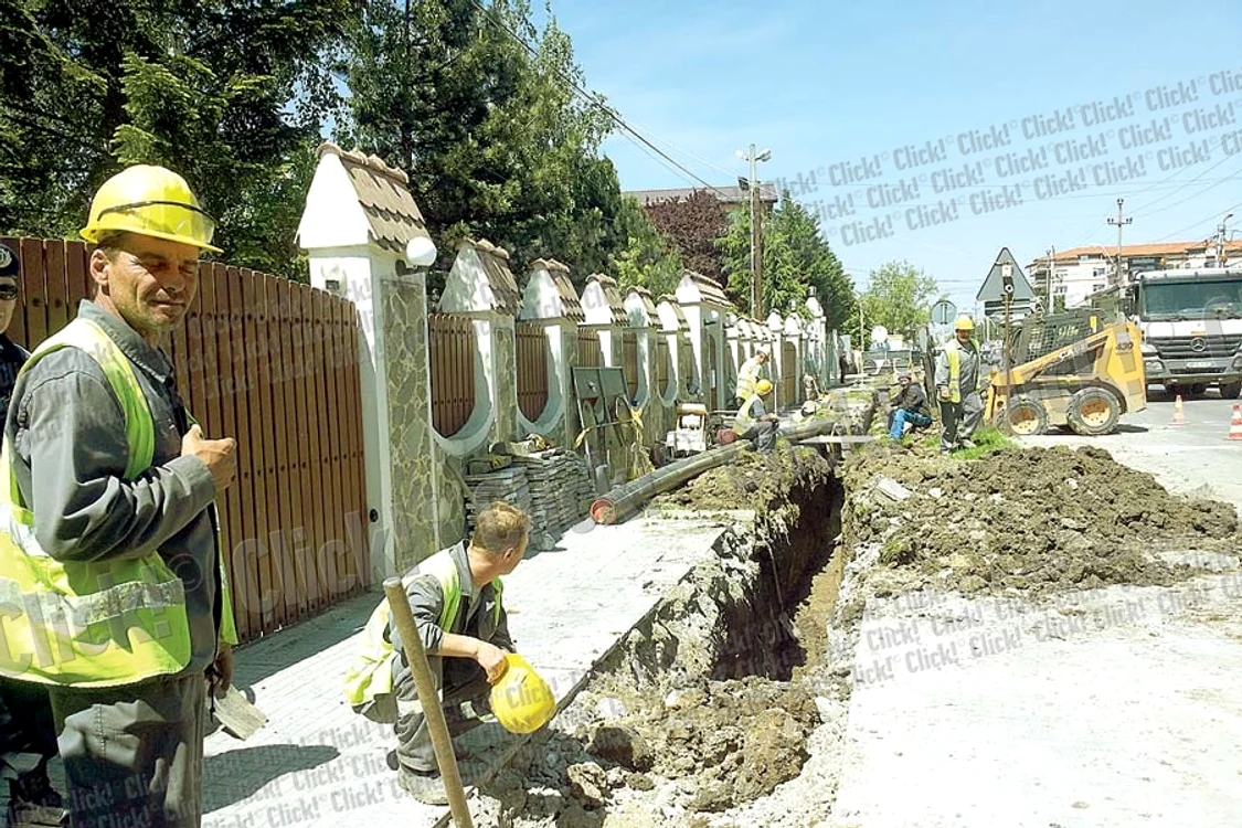 Muncitorii au săpat  şanţuri adânci în  faţa porţii lui Gigi Becali  (Foto: Click!)