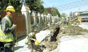 Muncitorii au săpat  şanţuri adânci în  faţa porţii lui Gigi Becali  (Foto: Click!) jpeg