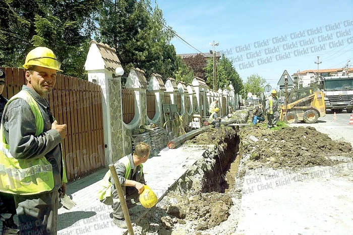 Muncitorii au săpat  şanţuri adânci în  faţa porţii lui Gigi Becali  (Foto: Click!)